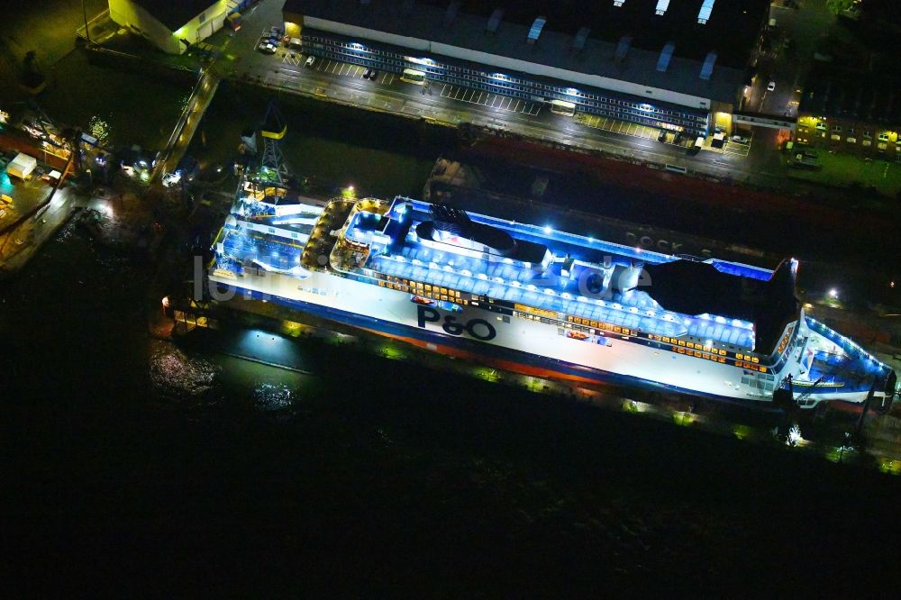 Hamburg bei Nacht von oben - Nachtluftbild Fähre SPIRIT OF FRANCE im Dock des Werftgelände der Schiffswerft im Hafen in Hamburg, Deutschland