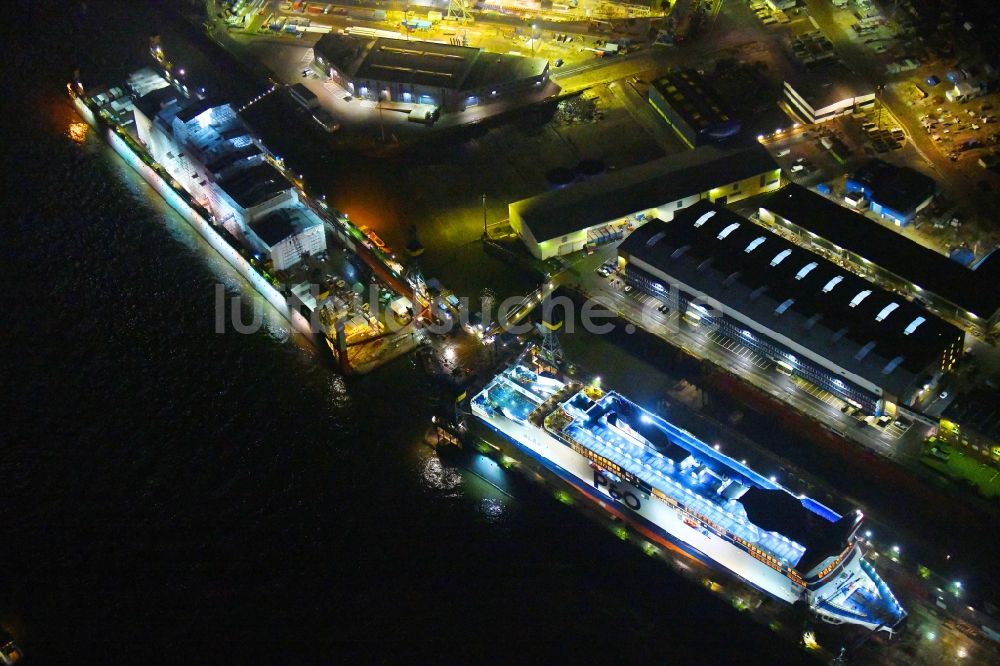 Nacht-Luftaufnahme Hamburg - Nachtluftbild Fähre SPIRIT OF FRANCE im Dock des Werftgelände der Schiffswerft im Hafen in Hamburg, Deutschland