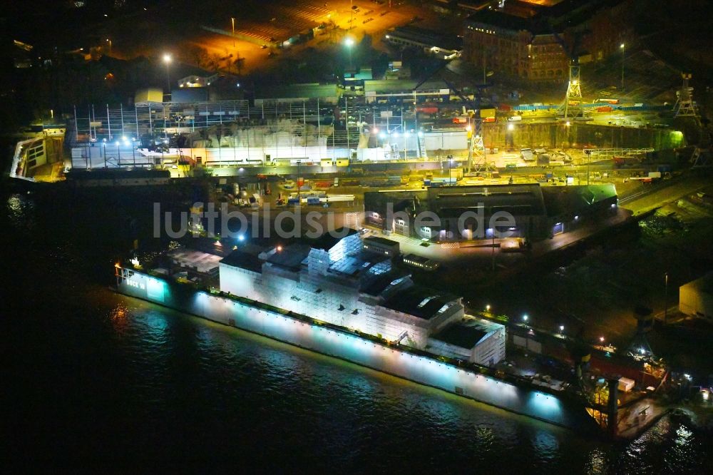 Hamburg bei Nacht aus der Vogelperspektive: Nachtluftbild Fähre SPIRIT OF FRANCE im Dock des Werftgelände der Schiffswerft im Hafen in Hamburg, Deutschland