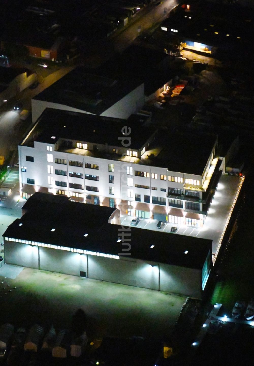 Hamburg bei Nacht aus der Vogelperspektive: Nachtluftbild Firmengelände am Hammer Deich im Ortsteil Hamm in Hamburg, Deutschland