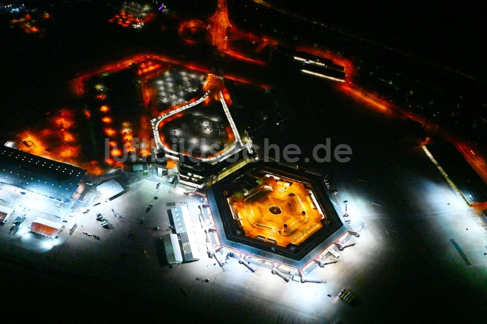 Nacht-Luftaufnahme Berlin - Nachtluftbild Flüchtlingsheim- und Asylunterkunfts- Zeltlager als Behelfsunterkunft auf dem ehemaligen Flughafen- Gelände in Berlin, Deutschland