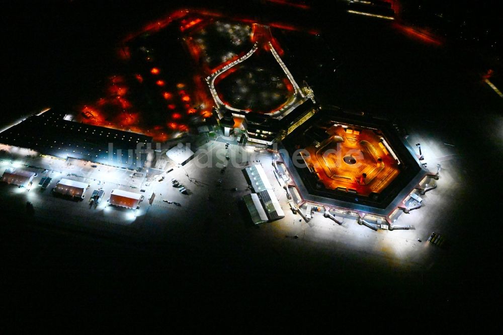 Berlin bei Nacht von oben - Nachtluftbild Flüchtlingsheim- und Asylunterkunfts- Zeltlager als Behelfsunterkunft auf dem ehemaligen Flughafen- Gelände in Berlin, Deutschland