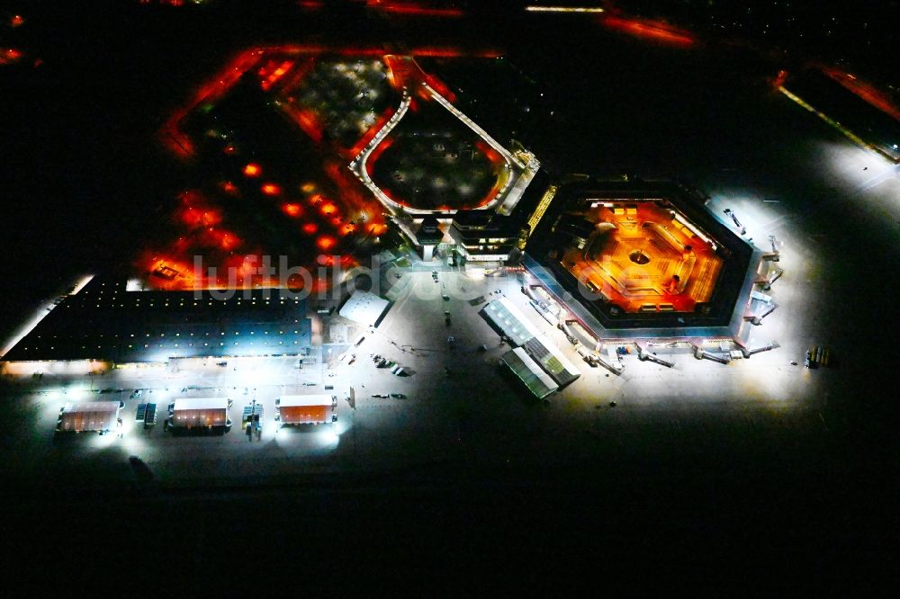 Berlin bei Nacht aus der Vogelperspektive: Nachtluftbild Flüchtlingsheim- und Asylunterkunfts- Zeltlager als Behelfsunterkunft auf dem ehemaligen Flughafen- Gelände in Berlin, Deutschland