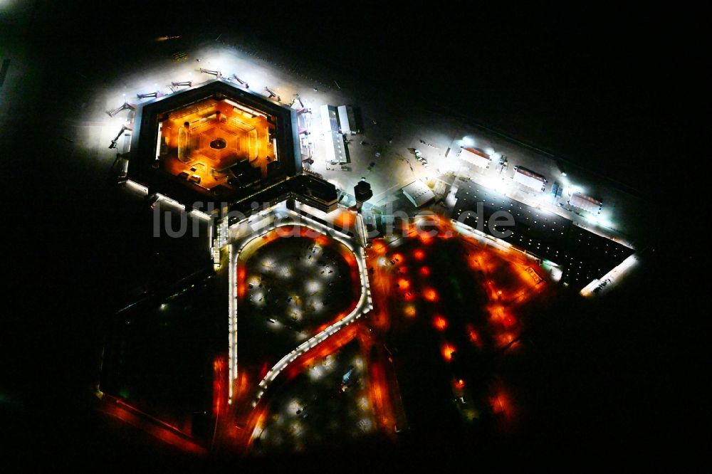 Nacht-Luftaufnahme Berlin - Nachtluftbild Flüchtlingsheim- und Asylunterkunfts- Zeltlager als Behelfsunterkunft auf dem ehemaligen Flughafen- Gelände in Berlin, Deutschland