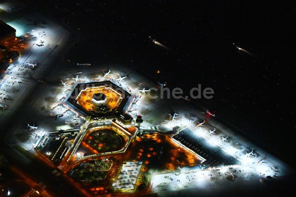 Berlin bei Nacht aus der Vogelperspektive: Nachtluftbild Flugbetrieb am Terminal des Flughafens Berlin - Tegel