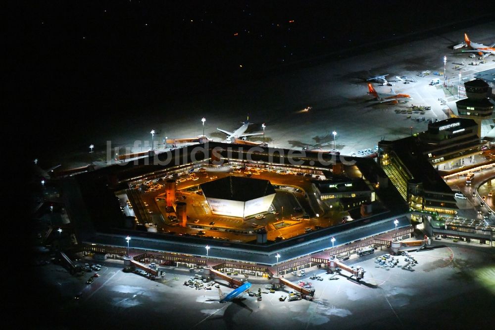 Berlin bei Nacht aus der Vogelperspektive: Nachtluftbild Flugbetrieb am Terminal des Flughafens Berlin - Tegel