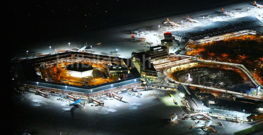 Nachtluftbild Berlin - Nachtluftbild Flugbetrieb am Terminal des Flughafens Berlin - Tegel