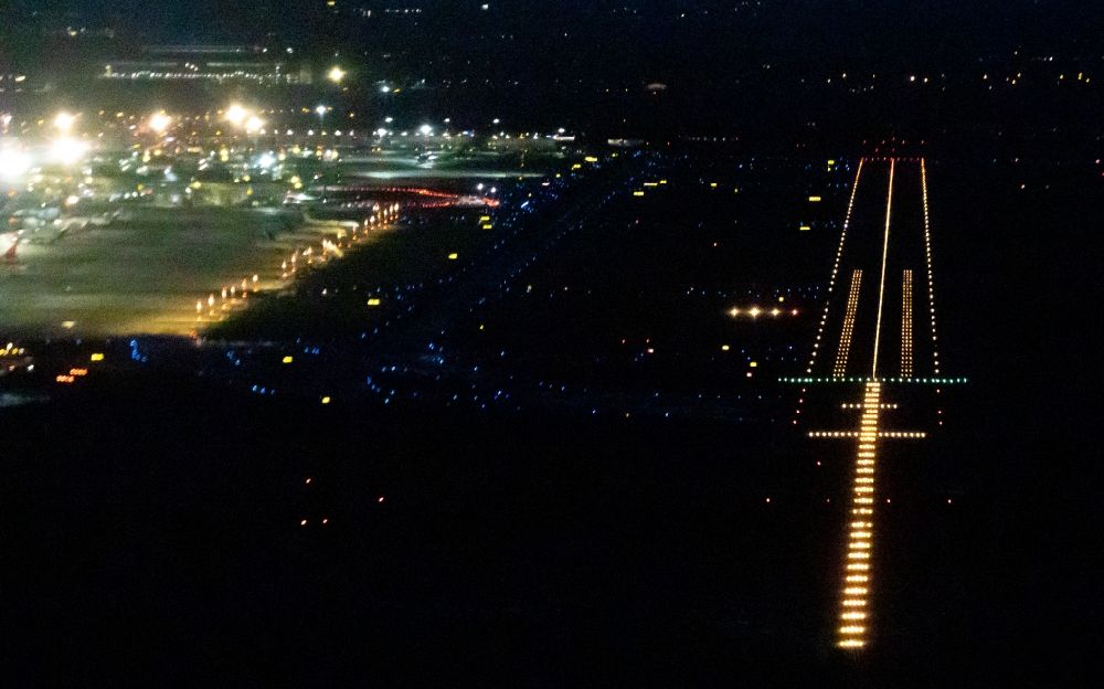 Nacht-Luftaufnahme Düsseldorf - Nachtluftbild Flughafen mit Startbahnen und Landebahnen in Düsseldorf im Bundesland Nordrhein-Westfalen, Deutschland