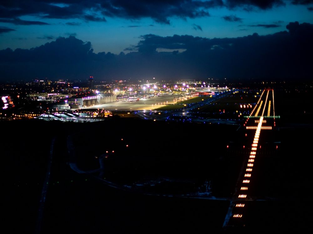 Düsseldorf bei Nacht von oben - Nachtluftbild Flughafen mit Startbahnen und Landebahnen in Düsseldorf im Bundesland Nordrhein-Westfalen, Deutschland