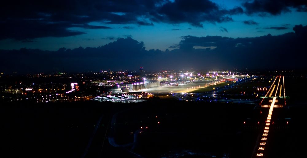 Düsseldorf bei Nacht aus der Vogelperspektive: Nachtluftbild Flughafen mit Startbahnen und Landebahnen in Düsseldorf im Bundesland Nordrhein-Westfalen, Deutschland