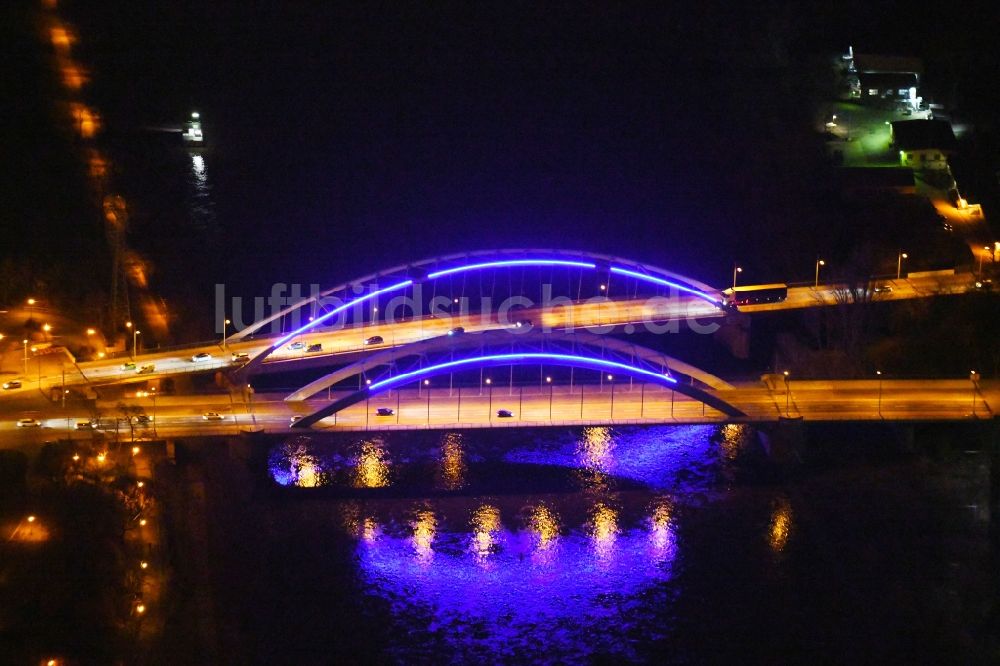Magdeburg bei Nacht von oben - Nachtluftbild Fluß - Brückenbauwerk über die Elbe in Magdeburg im Bundesland Sachsen-Anhalt, Deutschland