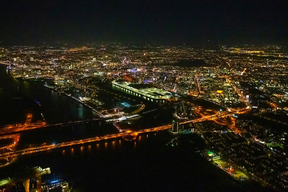 Nacht-Luftaufnahme Hamburg - Nachtluftbild Fluß - Brückenbauwerk Elbbrücken - Norderelbbrücke über die Ufer der Elbe in Hamburg