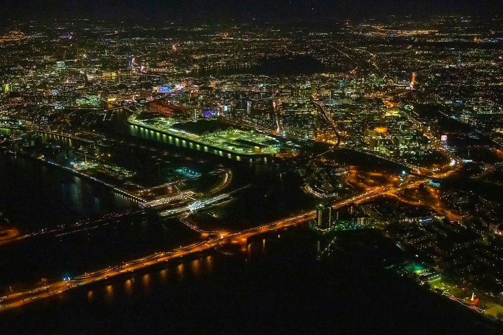 Hamburg bei Nacht von oben - Nachtluftbild Fluß - Brückenbauwerk Elbbrücken - Norderelbbrücke über die Ufer der Elbe in Hamburg