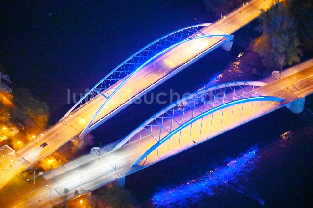 Nachtluftbild Magdeburg - Nachtluftbild Fluß - Brückenbauwerk Jerusalembrücken in Magdeburg im Bundesland Sachsen-Anhalt, Deutschland