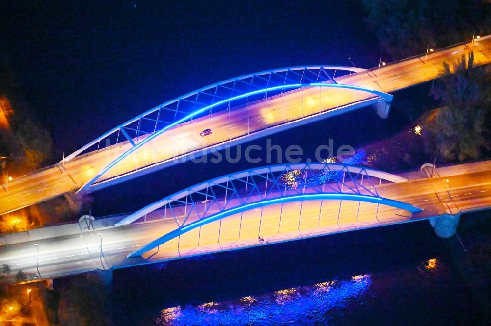Nacht-Luftaufnahme Magdeburg - Nachtluftbild Fluß - Brückenbauwerk Jerusalembrücken in Magdeburg im Bundesland Sachsen-Anhalt, Deutschland