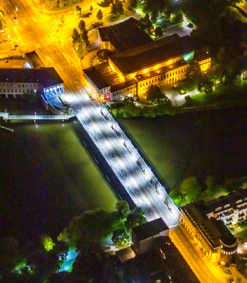 Mülheim an der Ruhr bei Nacht aus der Vogelperspektive: Nachtluftbild Fluß - Brückenbauwerk Schloßbrücke in Mülheim an der Ruhr im Bundesland Nordrhein-Westfalen, Deutschland
