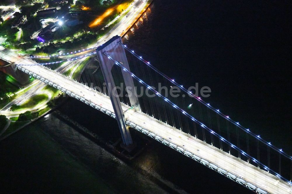 Nacht-Luftaufnahme New York - Nachtluftbild Fluß - Brückenbauwerk Verrazano-Narrows Bridge Staten Island in New York in USA