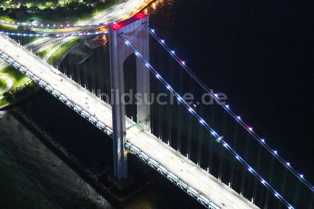 New York bei Nacht von oben - Nachtluftbild Fluß - Brückenbauwerk Verrazano-Narrows Bridge Staten Island in New York in USA
