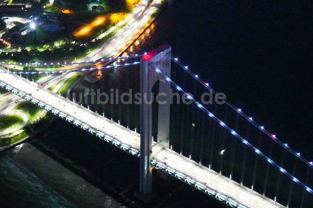 New York bei Nacht aus der Vogelperspektive: Nachtluftbild Fluß - Brückenbauwerk Verrazano-Narrows Bridge Staten Island in New York in USA