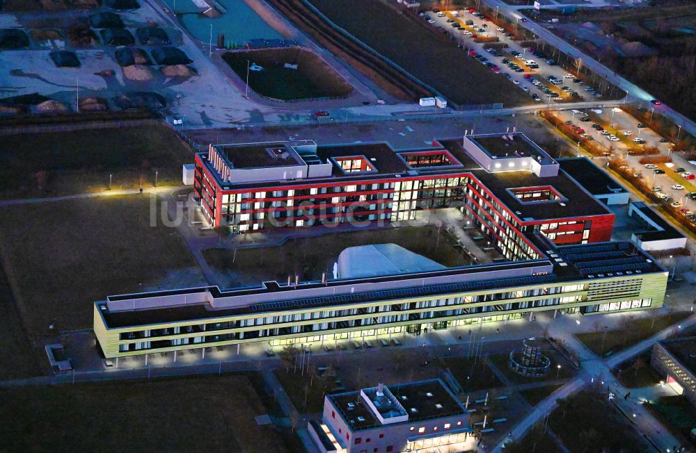 Planegg bei Nacht von oben - Nachtluftbild Forschungs- Gebäude und Bürokomplex BMC Biomedizinisches Centrum in Planegg im Bundesland Bayern, Deutschland