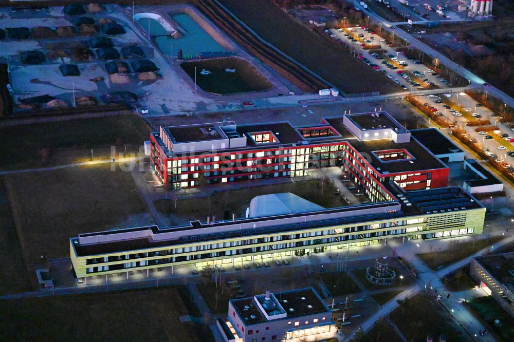 Nacht-Luftaufnahme Planegg - Nachtluftbild Forschungs- Gebäude und Bürokomplex BMC Biomedizinisches Centrum in Planegg im Bundesland Bayern, Deutschland