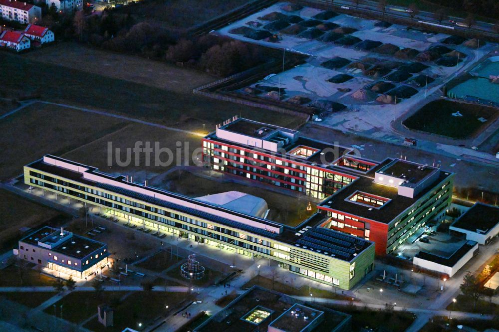 Planegg bei Nacht von oben - Nachtluftbild Forschungs- Gebäude und Bürokomplex BMC Biomedizinisches Centrum in Planegg im Bundesland Bayern, Deutschland