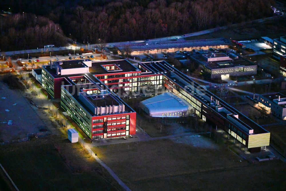Planegg bei Nacht aus der Vogelperspektive: Nachtluftbild Forschungs- Gebäude und Bürokomplex BMC Biomedizinisches Centrum in Planegg im Bundesland Bayern, Deutschland
