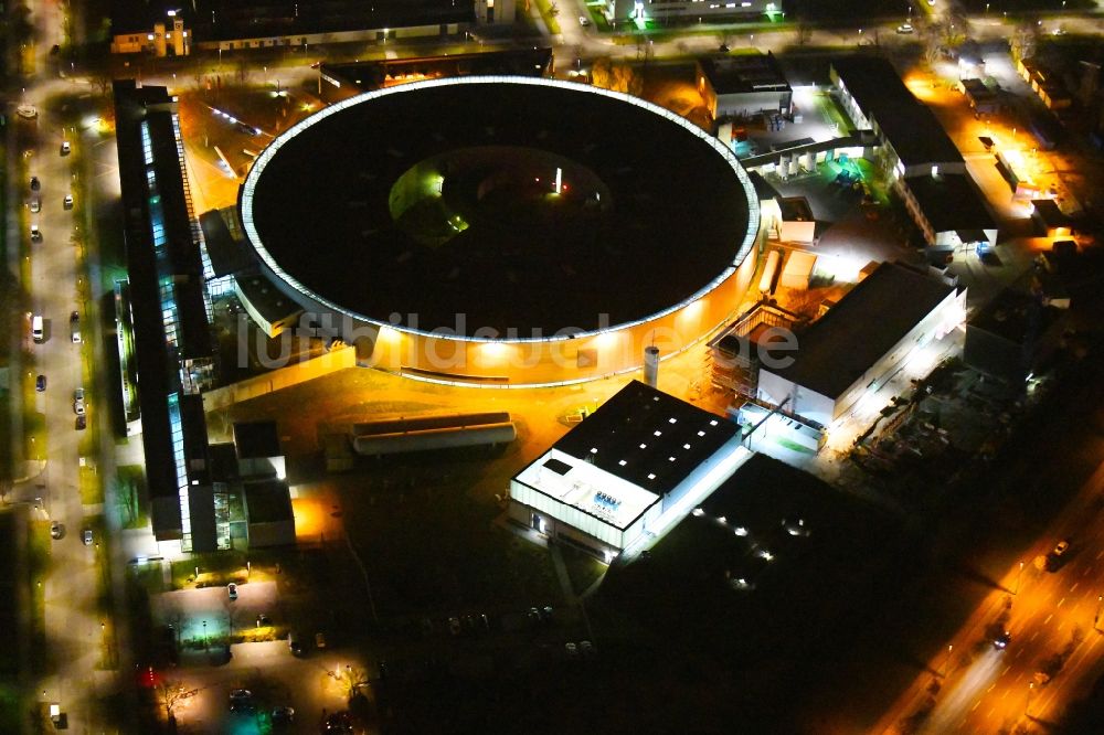 Nachtluftbild Berlin - Nachtluftbild Forschungs- Gebäude und Bürokomplex Elektronen- Speicherring BESSY - Synchrotronstrahlungsquelle im Ortsteil Adlershof in Berlin, Deutschland