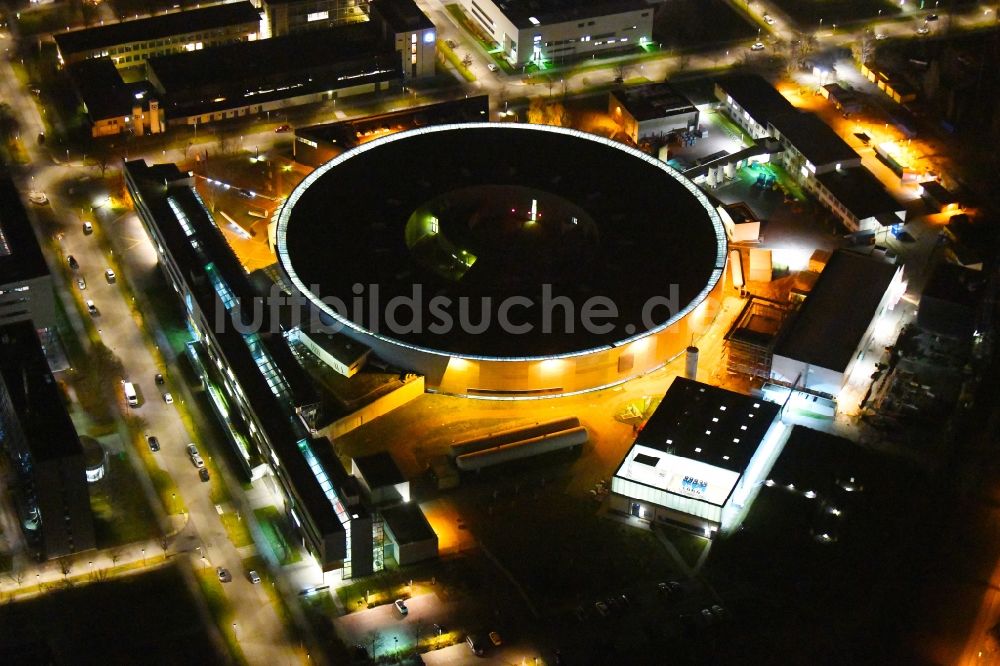 Berlin bei Nacht von oben - Nachtluftbild Forschungs- Gebäude und Bürokomplex Elektronen- Speicherring BESSY - Synchrotronstrahlungsquelle im Ortsteil Adlershof in Berlin, Deutschland