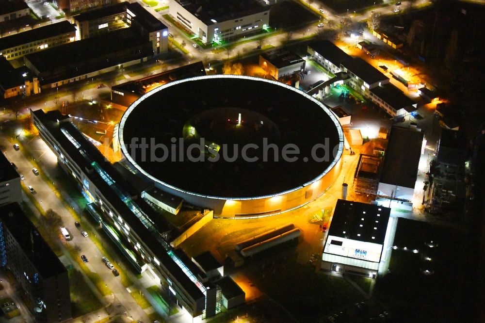 Nachtluftbild Berlin - Nachtluftbild Forschungs- Gebäude und Bürokomplex Elektronen- Speicherring BESSY - Synchrotronstrahlungsquelle im Ortsteil Adlershof in Berlin, Deutschland