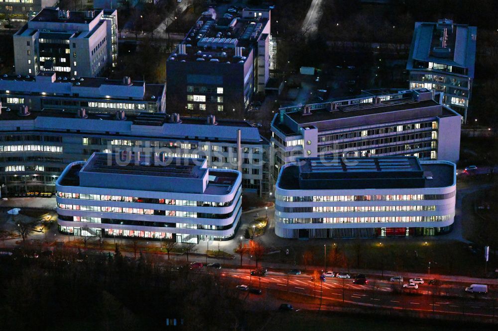 Nacht-Luftaufnahme München - Nachtluftbild Forschungs- Gebäude und Bürokomplex Institut für Chemische Epigenetik (ICEM) in München im Bundesland Bayern, Deutschland