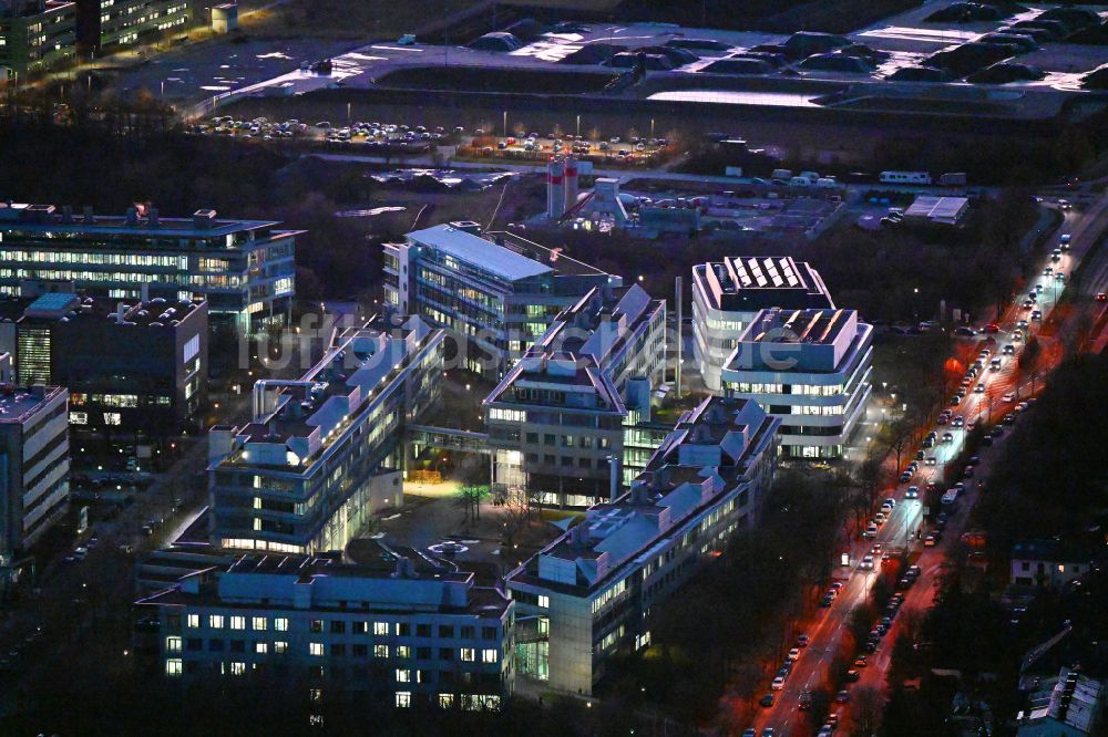 Nacht-Luftaufnahme München - Nachtluftbild Forschungs- Gebäude und Bürokomplex Institut für Chemische Epigenetik (ICEM) in München im Bundesland Bayern, Deutschland