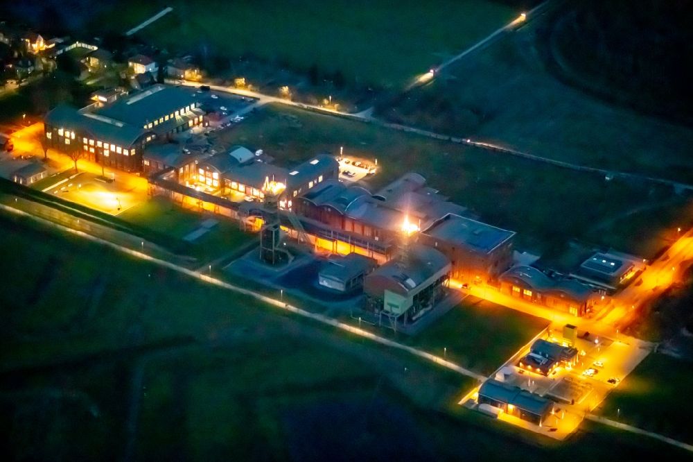 Nachtluftbild Ahlen - Nachtluftbild Förderanlagen und Bergbau- Schacht- Anlagen am Förderturm Zeche Westfalen in Ahlen im Bundesland Nordrhein-Westfalen, Deutschland