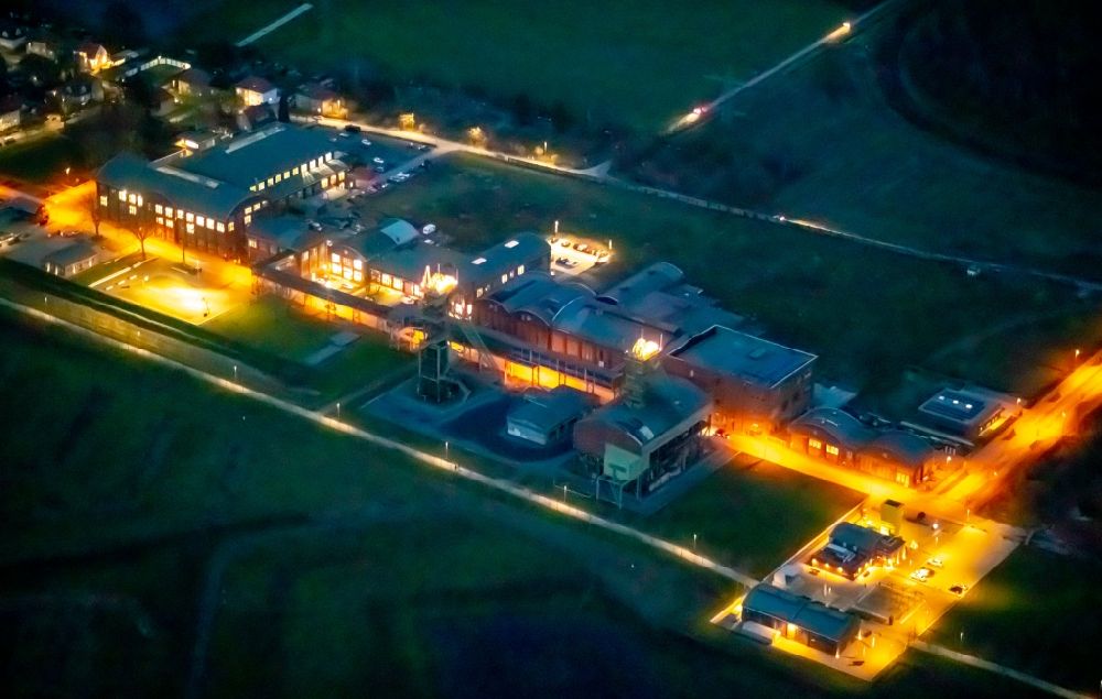 Nacht-Luftaufnahme Ahlen - Nachtluftbild Förderanlagen und Bergbau- Schacht- Anlagen am Förderturm Zeche Westfalen in Ahlen im Bundesland Nordrhein-Westfalen, Deutschland