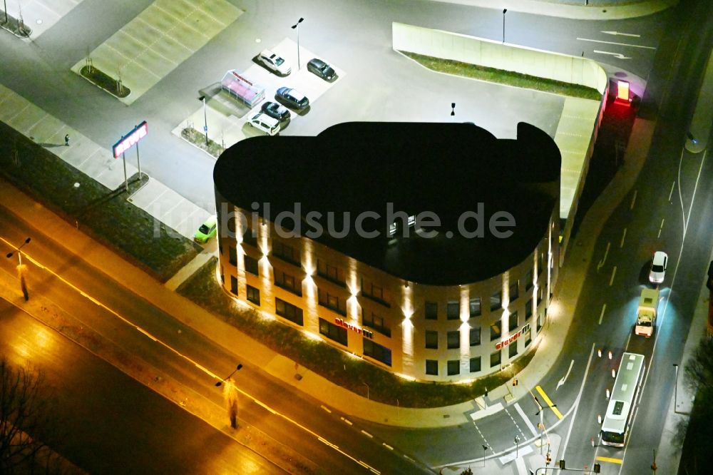 Nacht-Luftaufnahme Gotha - Nachtluftbild Freizeitzentrum clever fit in Gotha im Bundesland Thüringen, Deutschland