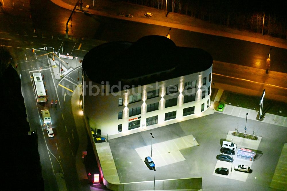 Gotha bei Nacht von oben - Nachtluftbild Freizeitzentrum clever fit in Gotha im Bundesland Thüringen, Deutschland