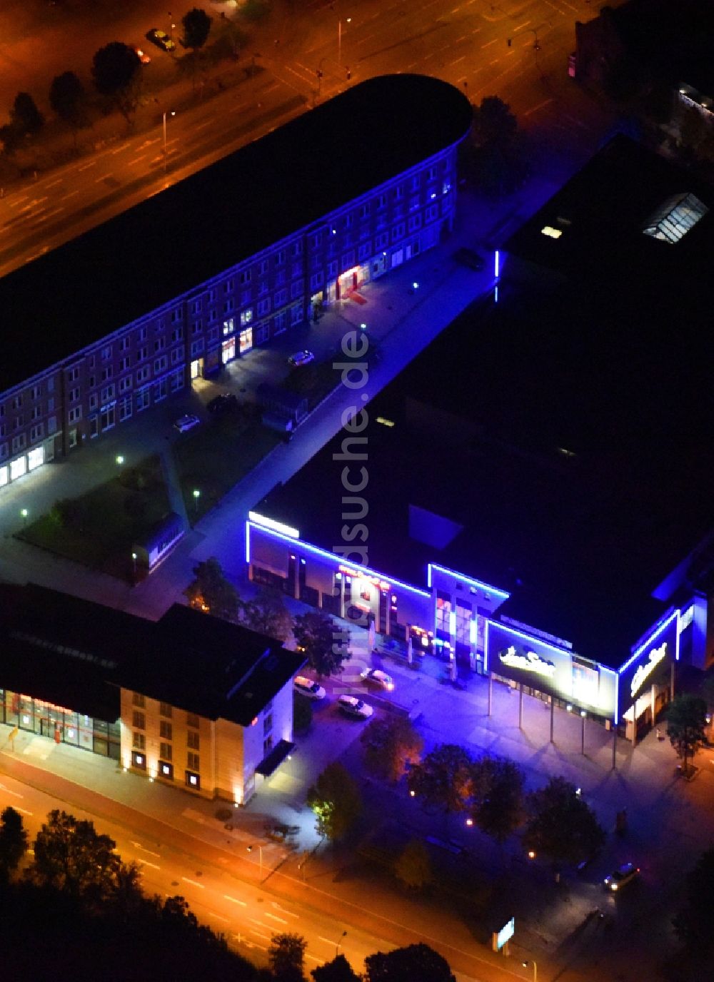Nachtluftbild Neubrandenburg - Nachtluftbild Freizeitzentrum - Kino - Gebäude in Neubrandenburg im Bundesland Mecklenburg-Vorpommern, Deutschland