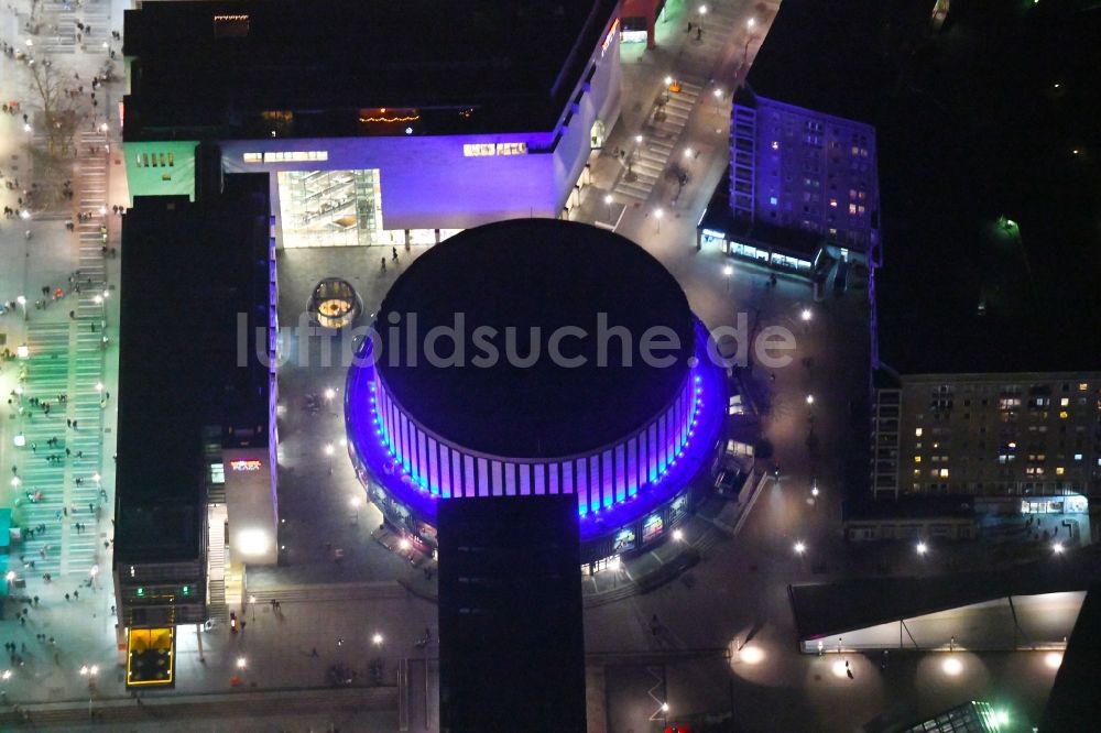 Dresden bei Nacht von oben - Nachtluftbild Freizeitzentrum - Kino - Gebäude im Ortsteil Altstadt in Dresden im Bundesland Sachsen, Deutschland