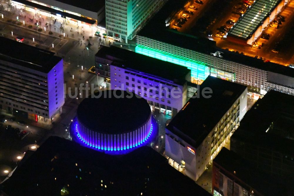 Nacht-Luftaufnahme Dresden - Nachtluftbild Freizeitzentrum - Kino - Gebäude im Ortsteil Altstadt in Dresden im Bundesland Sachsen, Deutschland