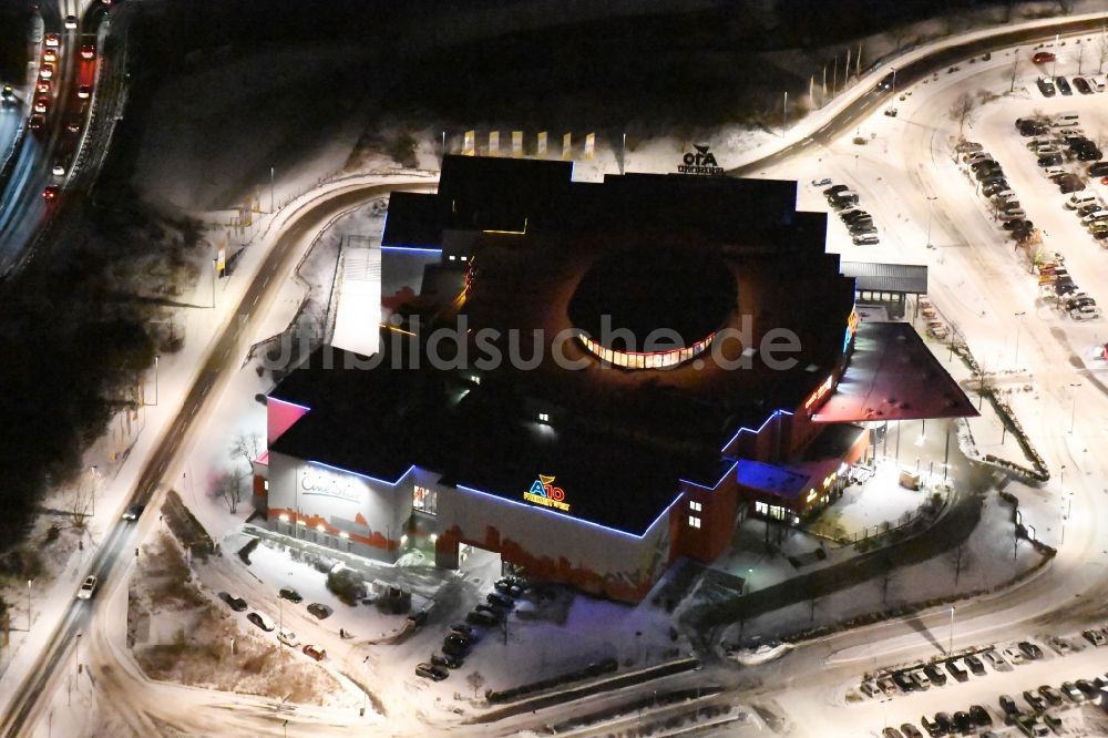 Wildau bei Nacht von oben - Nachtluftbild Freizeitzentrum - Kino - Gebäude in Wildau im Bundesland Brandenburg