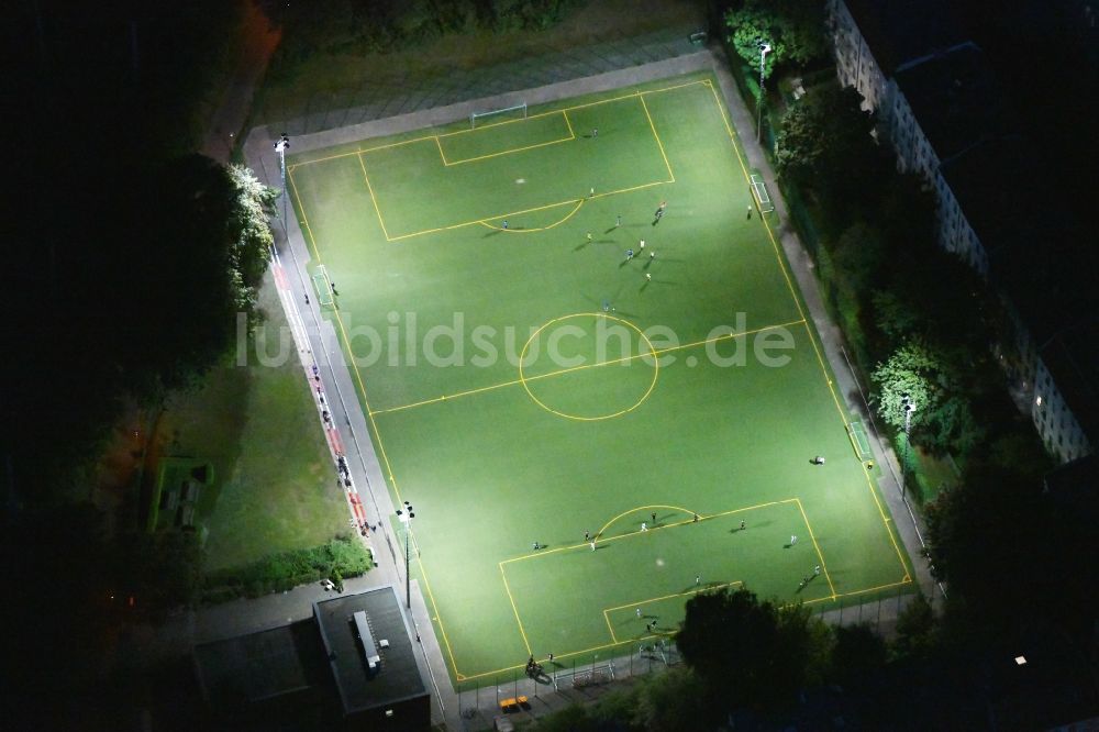 Nacht-Luftaufnahme Berlin - Nachtluftbild Fussballplatz Sportplatz Hauffstraße im Ortsteil Rummelsburg in Berlin, Deutschland