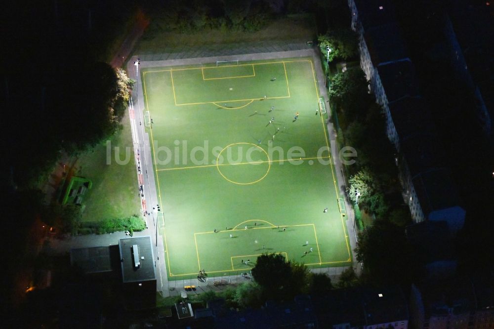 Berlin bei Nacht von oben - Nachtluftbild Fussballplatz Sportplatz Hauffstraße im Ortsteil Rummelsburg in Berlin, Deutschland