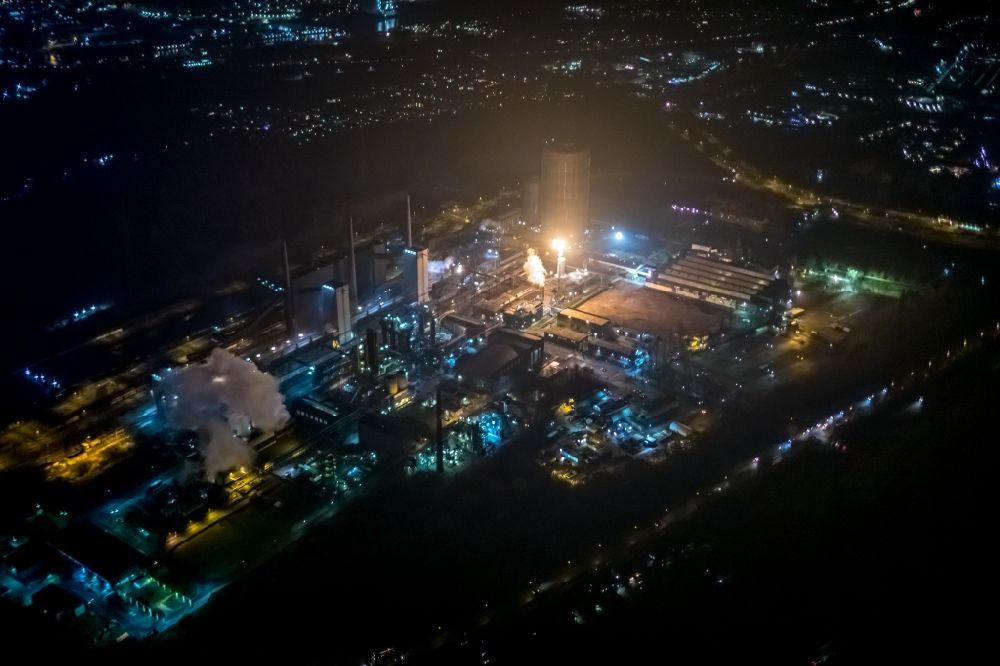 Nachtluftbild Bottrop - Nachtluftbild Gasometer- Hoch- Speicherbehälter auf dem Werksgelände der ArcelorMittal Bottrop GmbH in Bottrop im Bundesland Nordrhein-Westfalen