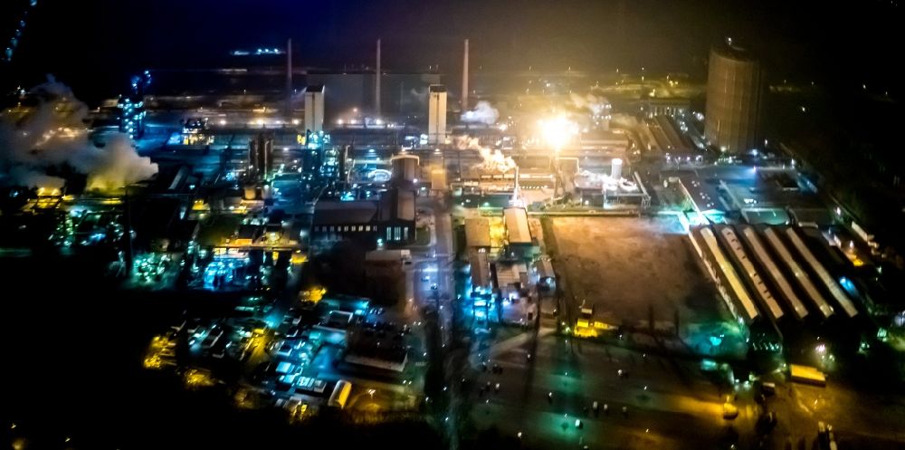 Nacht-Luftaufnahme Bottrop - Nachtluftbild Gasometer- Hoch- Speicherbehälter auf dem Werksgelände der ArcelorMittal Bottrop GmbH in Bottrop im Bundesland Nordrhein-Westfalen