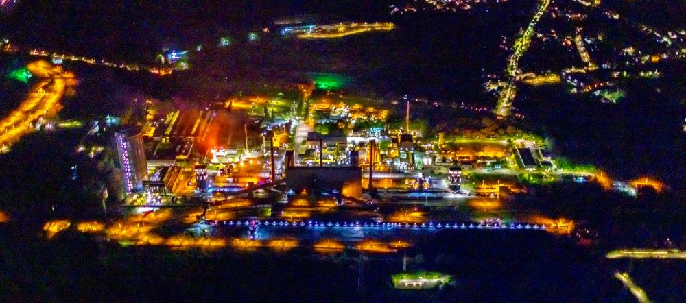 Nacht-Luftaufnahme Bottrop - Nachtluftbild Gasometer- Hoch- Speicherbehälter auf dem Werksgelände der Kokerei Prosper in Bottrop im Bundesland Nordrhein-Westfalen
