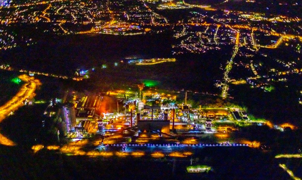 Bottrop bei Nacht von oben - Nachtluftbild Gasometer- Hoch- Speicherbehälter auf dem Werksgelände der Kokerei Prosper in Bottrop im Bundesland Nordrhein-Westfalen