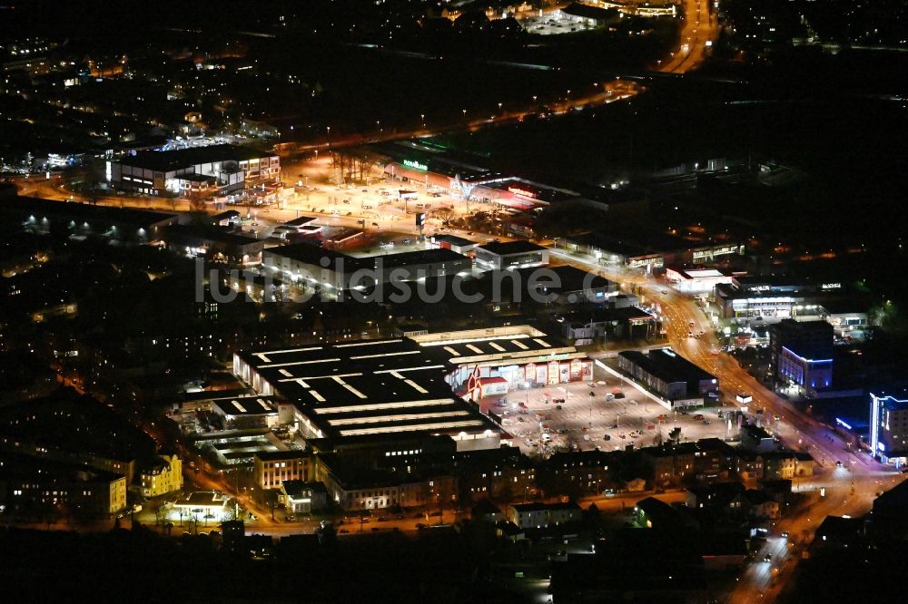 Nacht-Luftaufnahme Lübeck - Nachtluftbild Gebäude des Baumarktes BAUHAUS in Lübeck im Bundesland Schleswig-Holstein, Deutschland