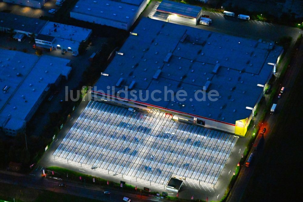 Nachtluftbild Lindenberg - Nachtluftbild Gebäude des Großhandelszentrum SELGROS Cash & Carry Lindenberg in Lindenberg im Bundesland Brandenburg