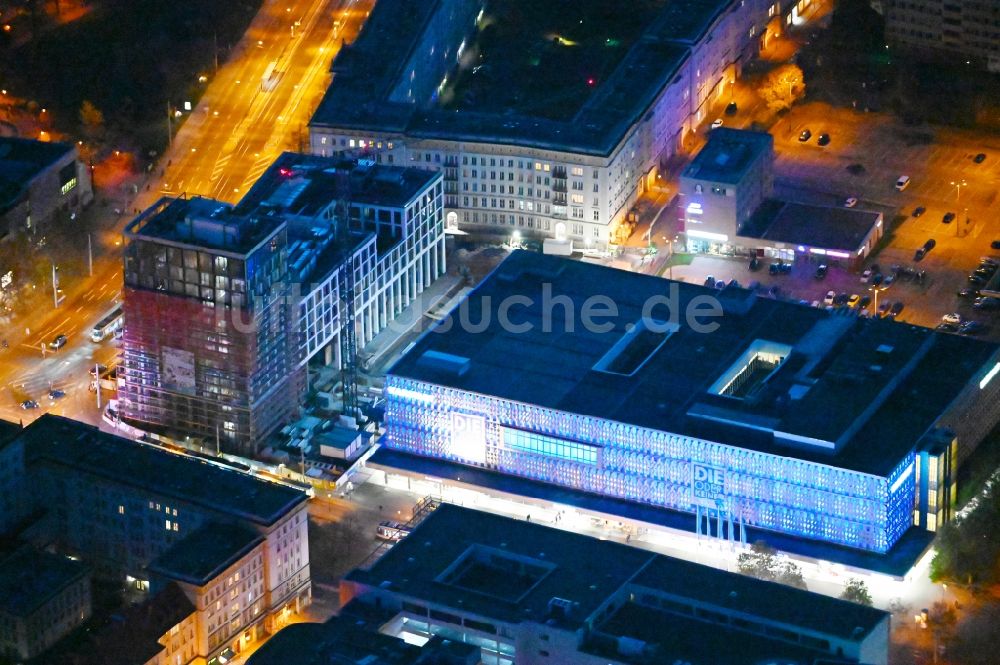 Magdeburg bei Nacht aus der Vogelperspektive: Nachtluftbild Gebäude der Kaufhauskette Galeria Karstadt in Magdeburg im Bundesland Sachsen-Anhalt