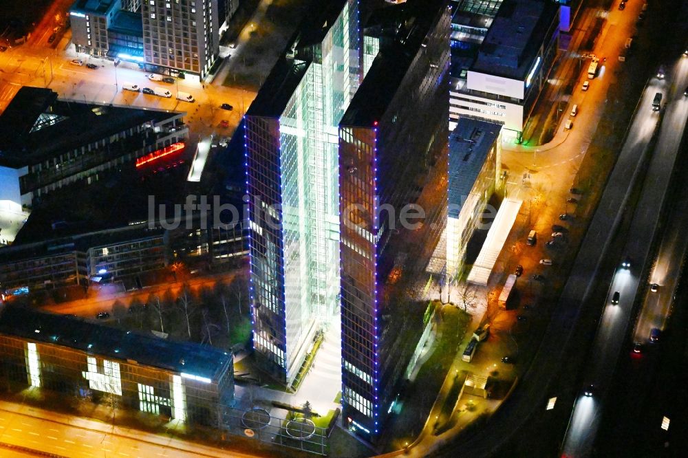 Nacht-Luftaufnahme München - Nachtluftbild Gebäudekomplex HighLight Towers in München im Bundesland Bayern, Deutschland